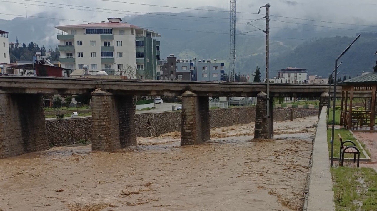 Osmaniye’de yağış sonrası heyelan: Bazı evlerin çevresinde çatlaklar oluştu
