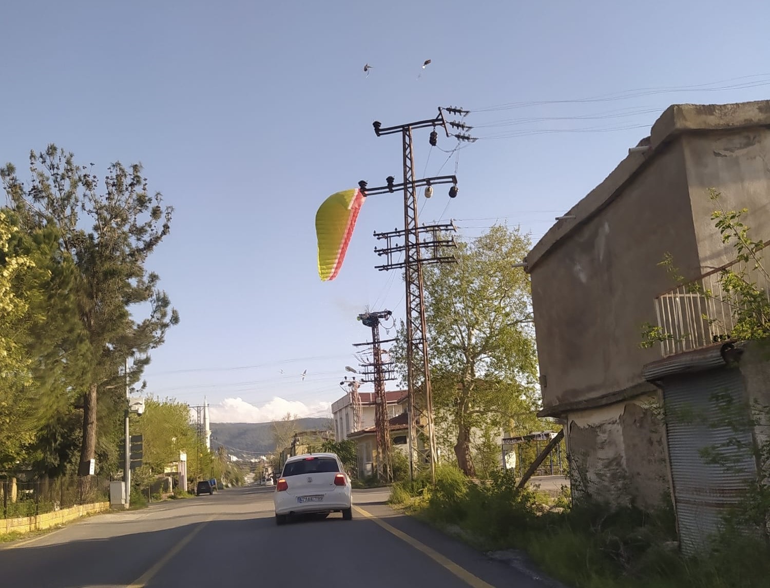 Osmaniye’de yamaç paraşütü pilotu iniş sırasında elektrik tellerine takıldı
