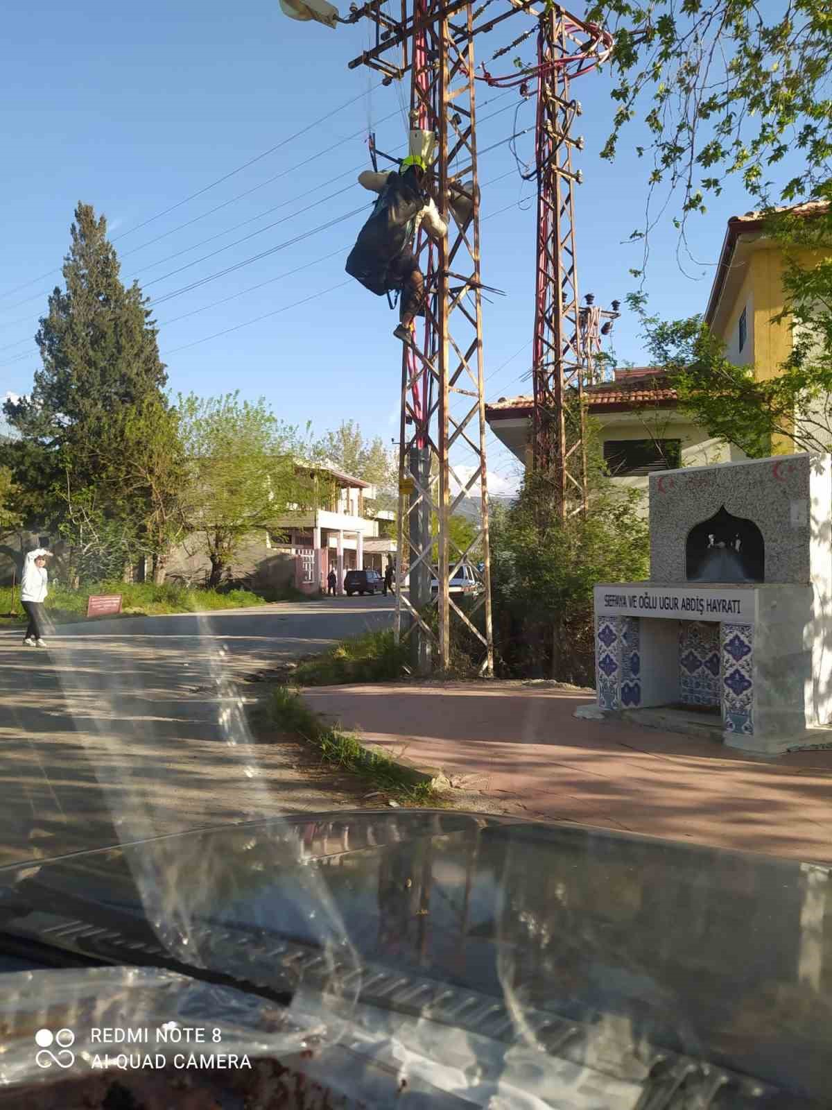 Osmaniye’de yamaç paraşütü pilotu iniş sırasında elektrik tellerine takıldı
