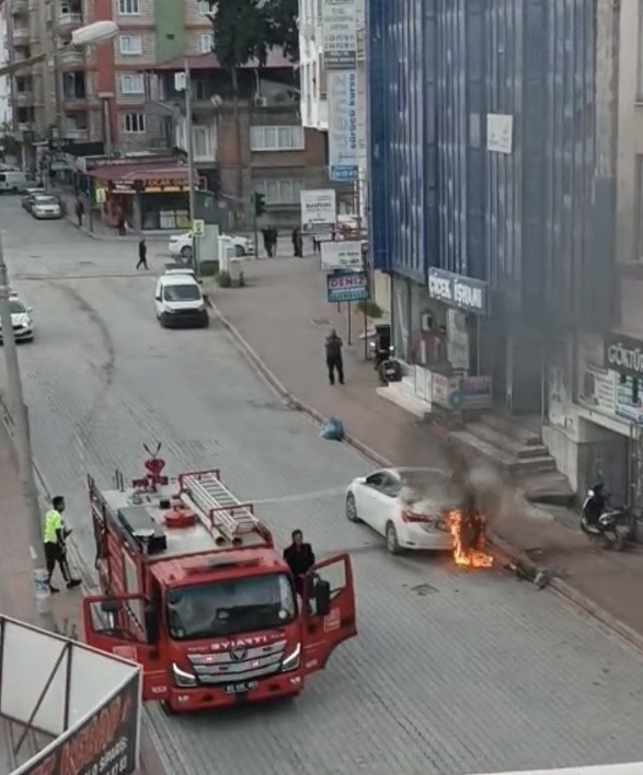 Osmaniye’de yanan otomobile ilk müdahaleyi trafik polisi yaptı
