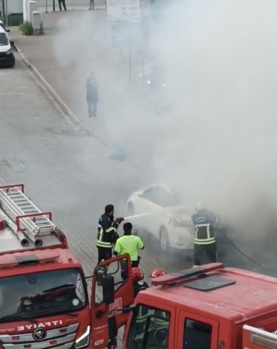Osmaniye’de yanan otomobile ilk müdahaleyi trafik polisi yaptı
