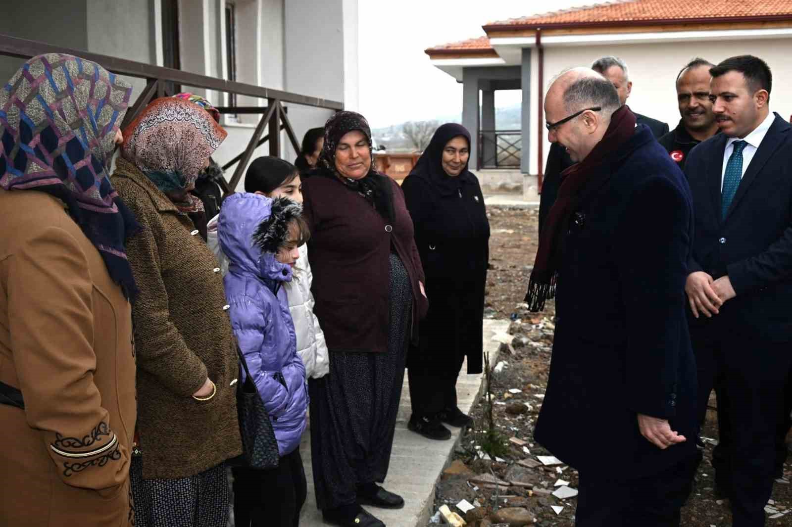 Osmaniye’de yapımı tamamlanan köy evleri hak sahiplerine teslim edildi
