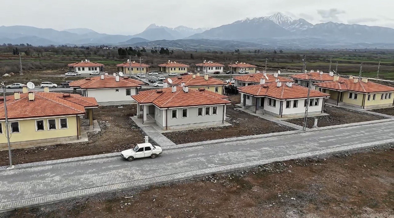 Osmaniye’de yapımı tamamlanan köy evleri hak sahiplerine teslim edildi
