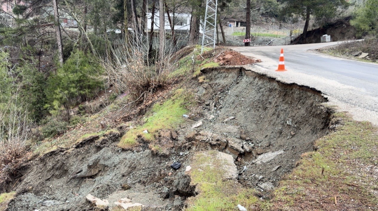 Osmaniye’de yoğun yağmur sonrası yol çöktü
