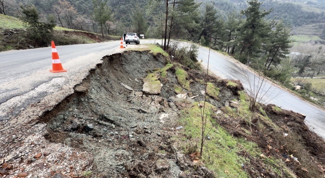Osmaniye’de yoğun yağmur sonrası yol çöktü
