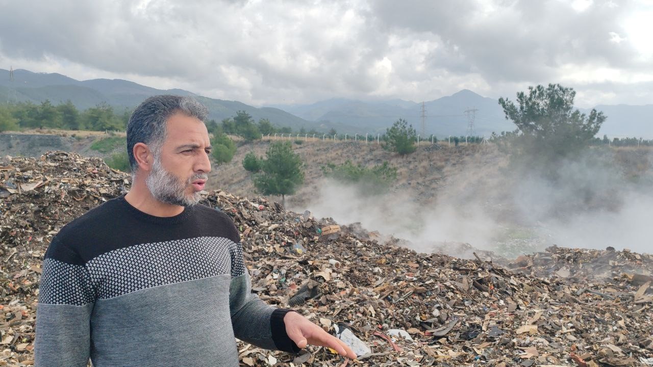 Osmaniye’den Hatay’a taşınan ve içten içe yanan çöplere vatandaşlar çözüm bekliyor
