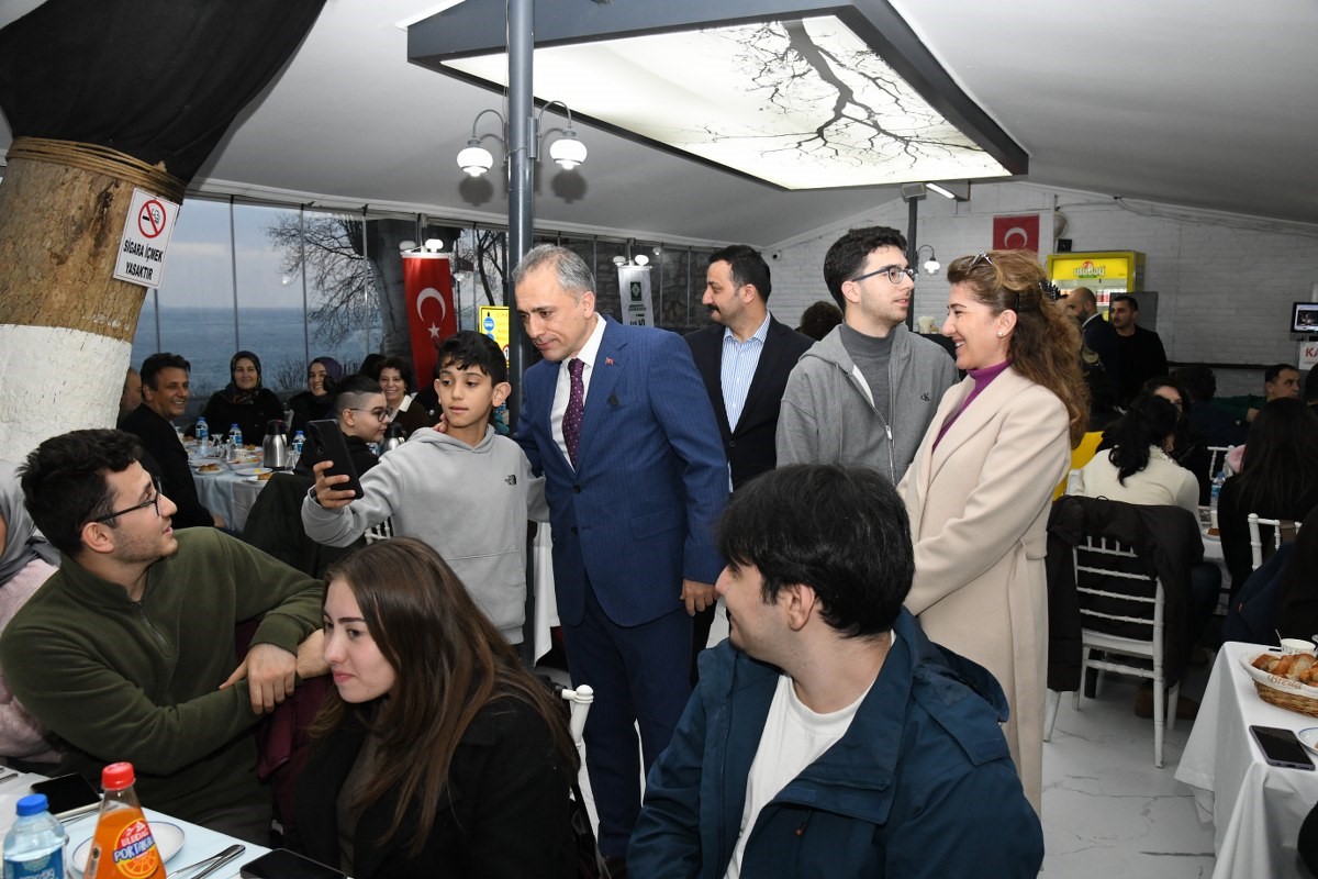 Osmaniyeli öğrenciler İstanbul’da kurulan iftar sofrasında bir araya geldi
Osmaniyeli öğrenciler İstanbul’da kurulan iftar sofrasında bir araya geldi