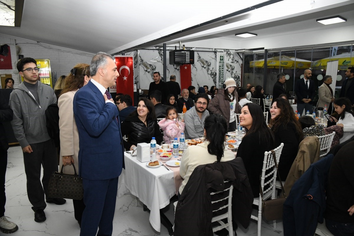 Osmaniyeli öğrenciler İstanbul’da kurulan iftar sofrasında bir araya geldi
Osmaniyeli öğrenciler İstanbul’da kurulan iftar sofrasında bir araya geldi