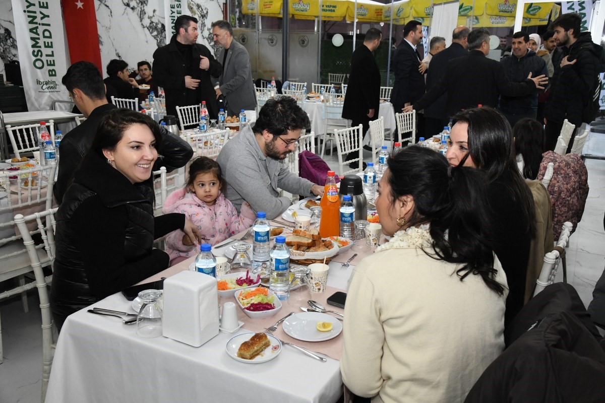 Osmaniyeli öğrenciler İstanbul’da kurulan iftar sofrasında bir araya geldi
Osmaniyeli öğrenciler İstanbul’da kurulan iftar sofrasında bir araya geldi