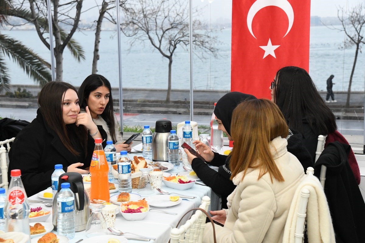 Osmaniyeli öğrenciler İstanbul’da kurulan iftar sofrasında bir araya geldi
Osmaniyeli öğrenciler İstanbul’da kurulan iftar sofrasında bir araya geldi