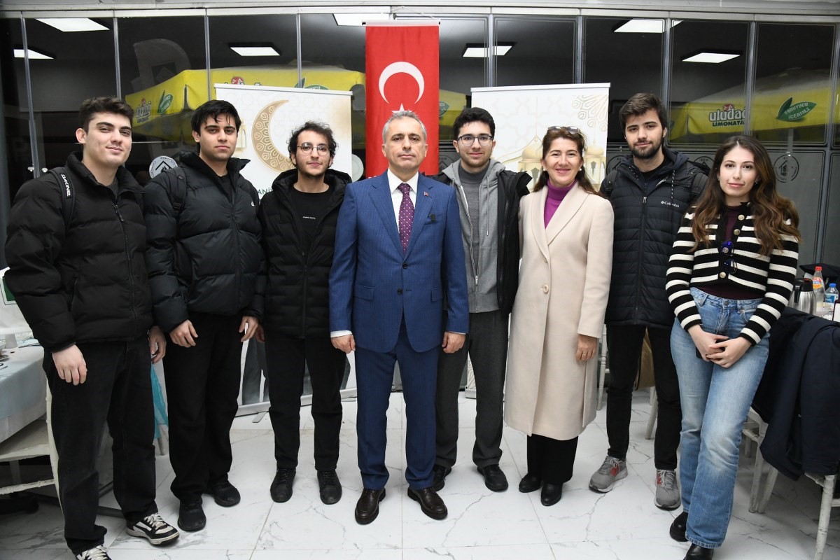 Osmaniyeli öğrenciler İstanbul’da kurulan iftar sofrasında bir araya geldi
Osmaniyeli öğrenciler İstanbul’da kurulan iftar sofrasında bir araya geldi