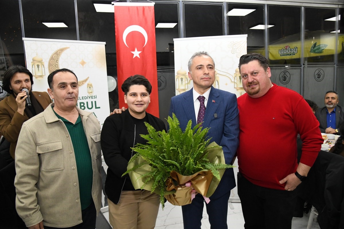 Osmaniyeli öğrenciler İstanbul’da kurulan iftar sofrasında bir araya geldi
Osmaniyeli öğrenciler İstanbul’da kurulan iftar sofrasında bir araya geldi