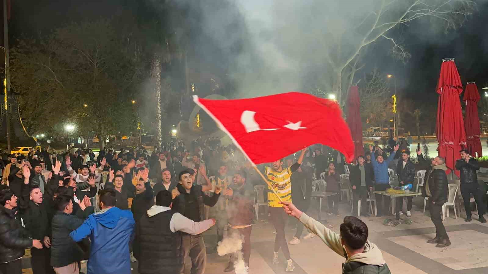 Osmaniyeliler meşalelerle tarihi zaferi kutladı
