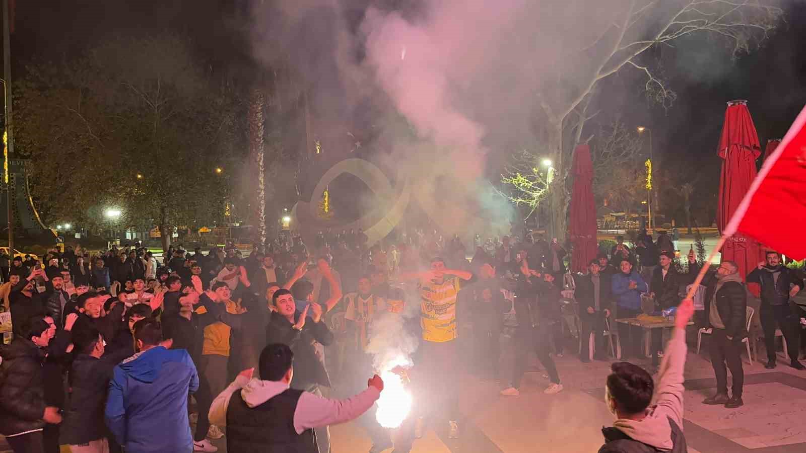 Osmaniyeliler meşalelerle tarihi zaferi kutladı
