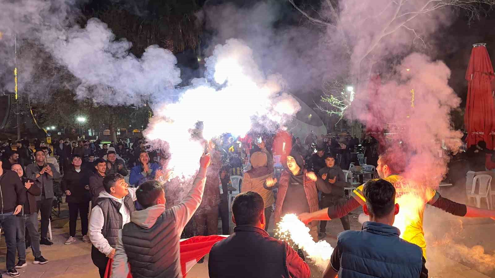 Osmaniyeliler meşalelerle tarihi zaferi kutladı
