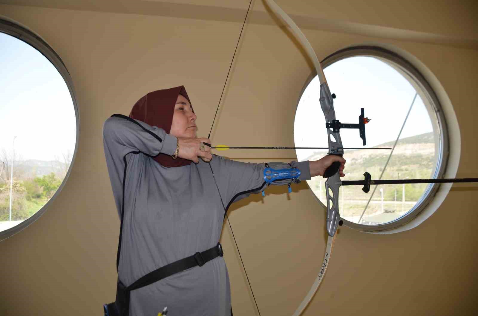 Osmanlı dizilerinden etkilendi, 48 yaşında okçuluğa başladı
Osmanlı dizilerinden etkilendi, 48 yaşında okçuluğa başladı