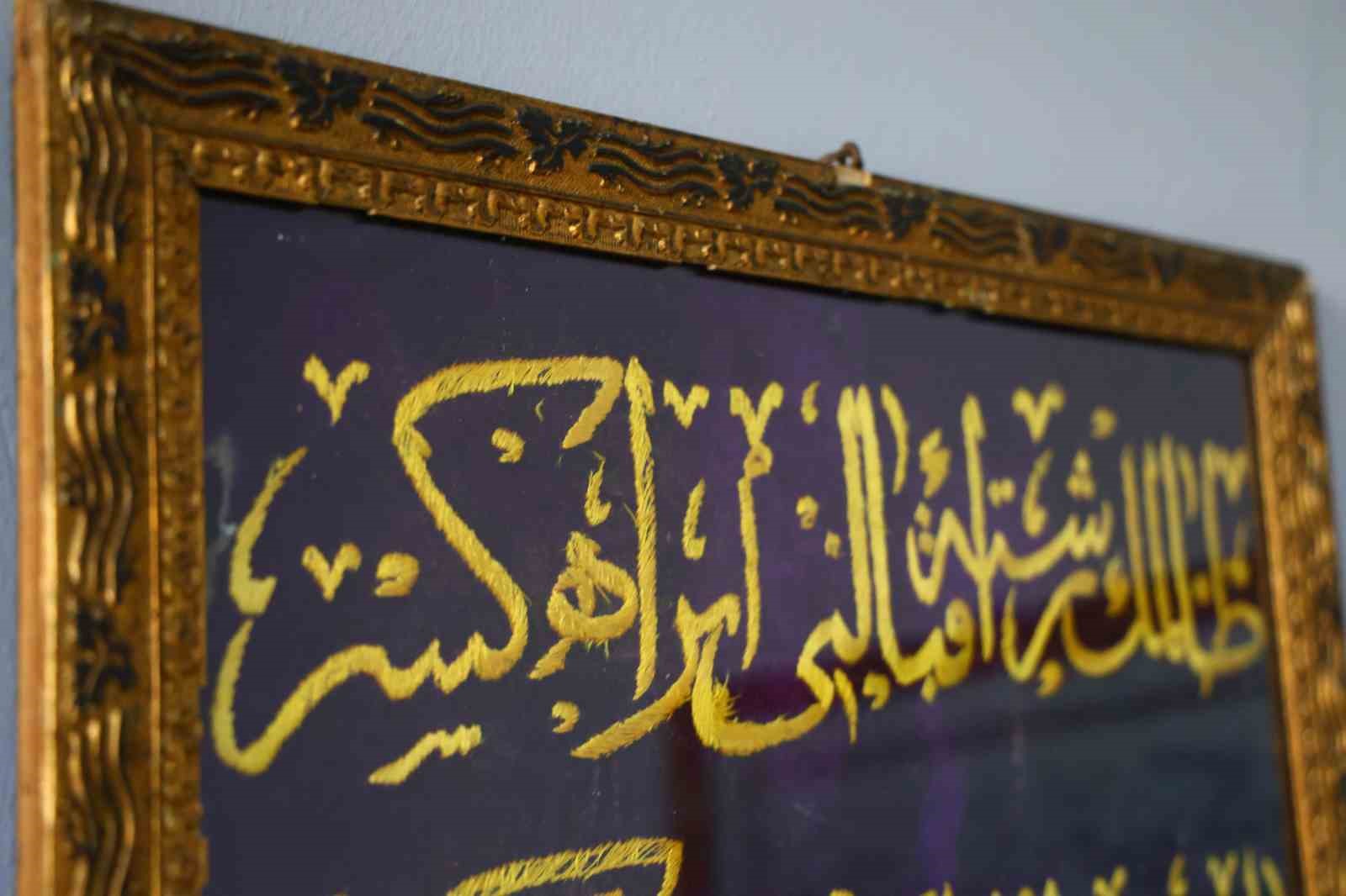 Osmanlı kadınının işlediği 126 yıllık altın sırma hat levhası görenleri hayran bıraktı
