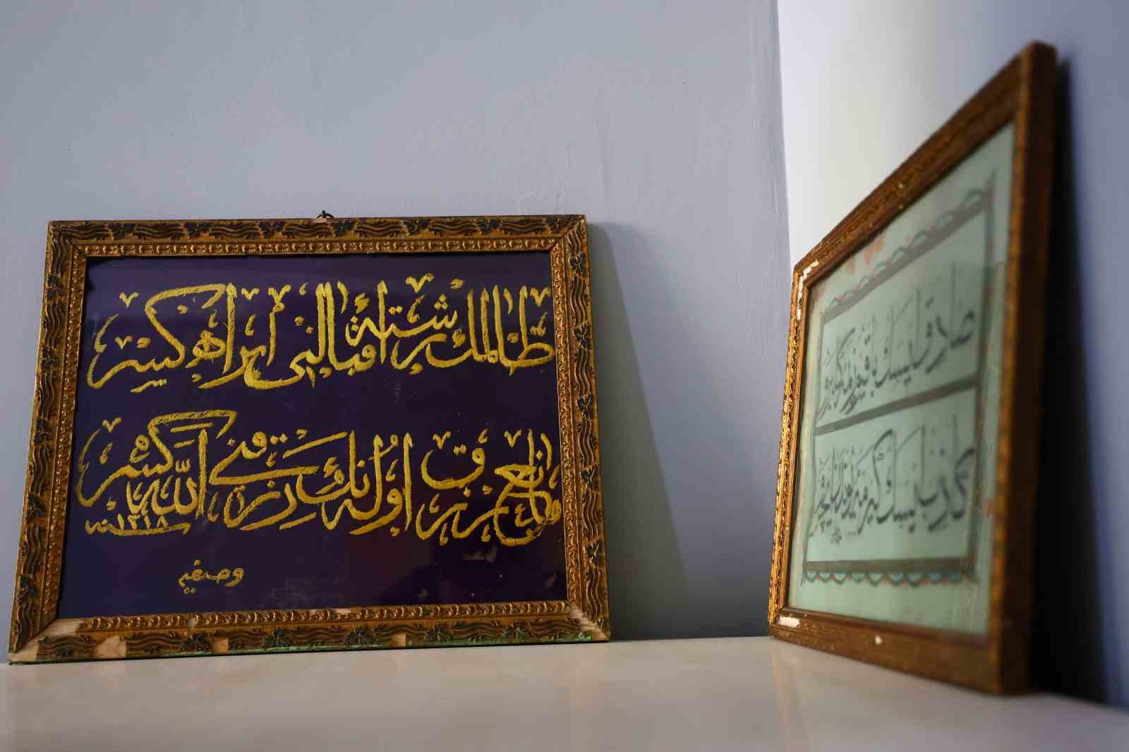 Osmanlı kadınının işlediği 126 yıllık altın sırma hat levhası görenleri hayran bıraktı
