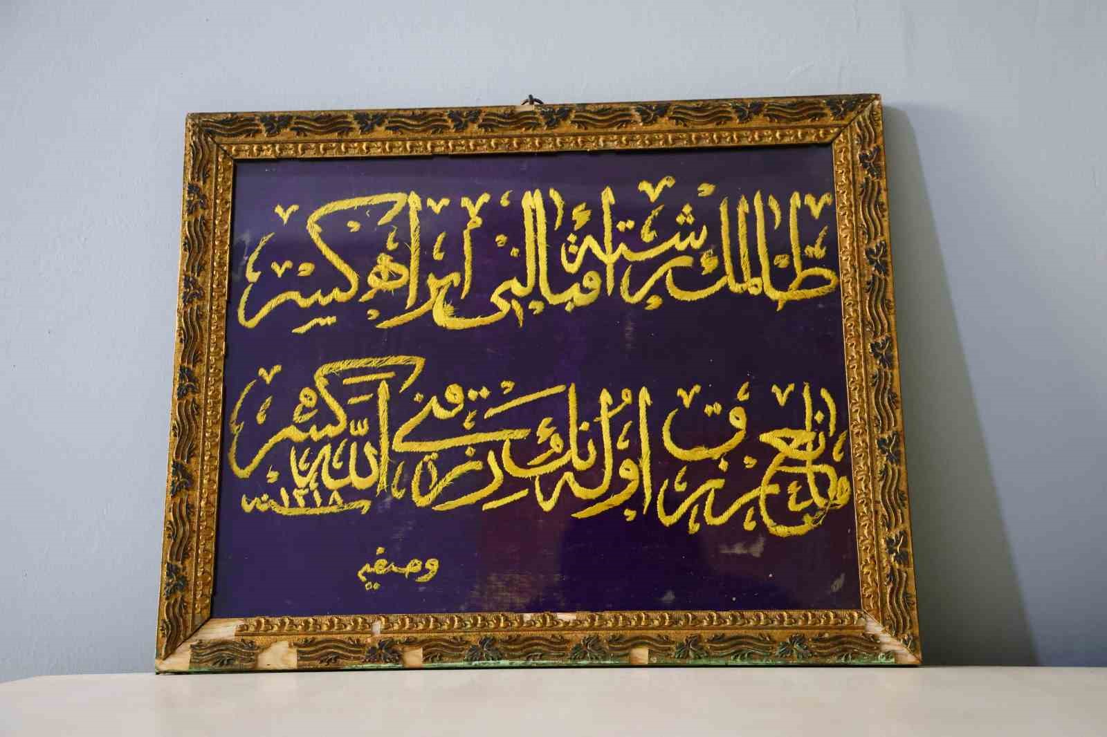 Osmanlı kadınının işlediği 126 yıllık altın sırma hat levhası görenleri hayran bıraktı
