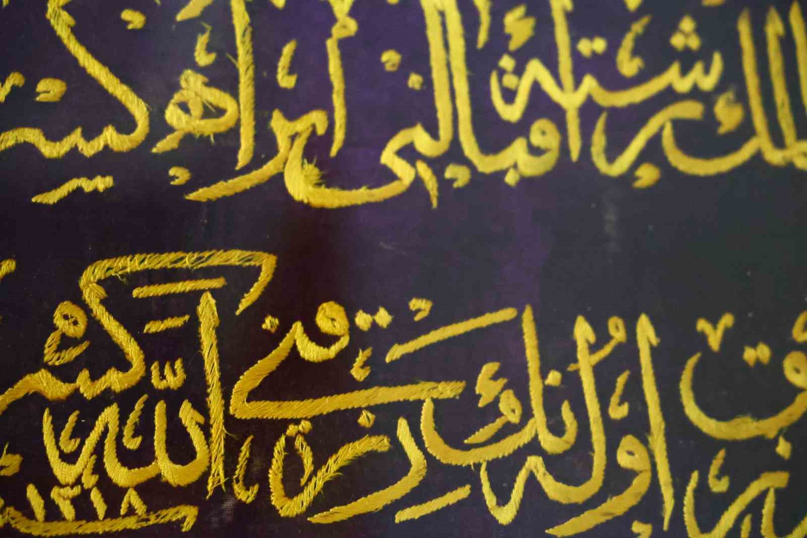 Osmanlı kadınının işlediği 126 yıllık altın sırma hat levhası görenleri hayran bıraktı
