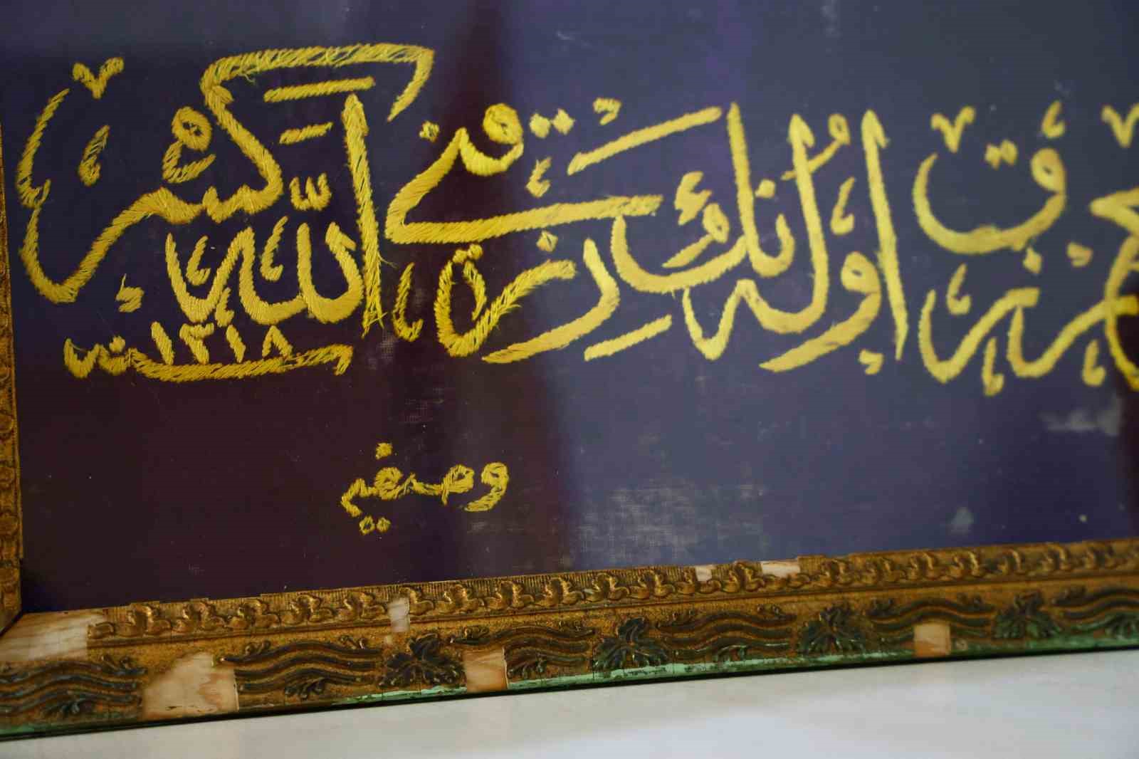 Osmanlı kadınının işlediği 126 yıllık altın sırma hat levhası görenleri hayran bıraktı
