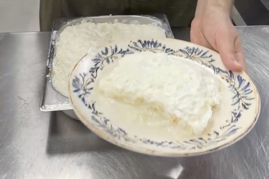 Osmanlı mutfağının hafif tatlısı Güllaç Ramazan sofralarını süslüyor
Osmanlı mutfağının hafif tatlısı Güllaç Ramazan sofralarını süslüyor