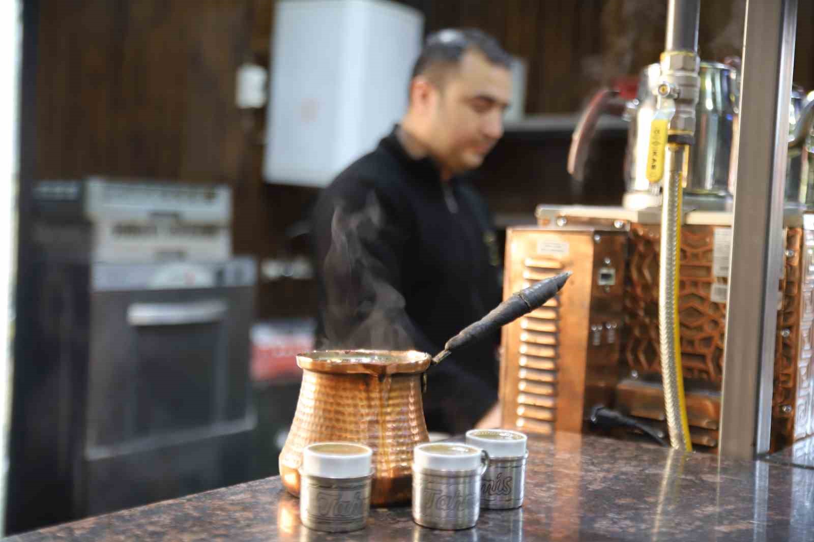 Osmanlı’dan günümüze bakır cezvelerde hazırlanan menengiç kahvesi lezzetiyle dikkat çekiyor
Osmanlı’dan günümüze bakır cezvelerde hazırlanan menengiç kahvesi lezzetiyle dikkat çekiyor