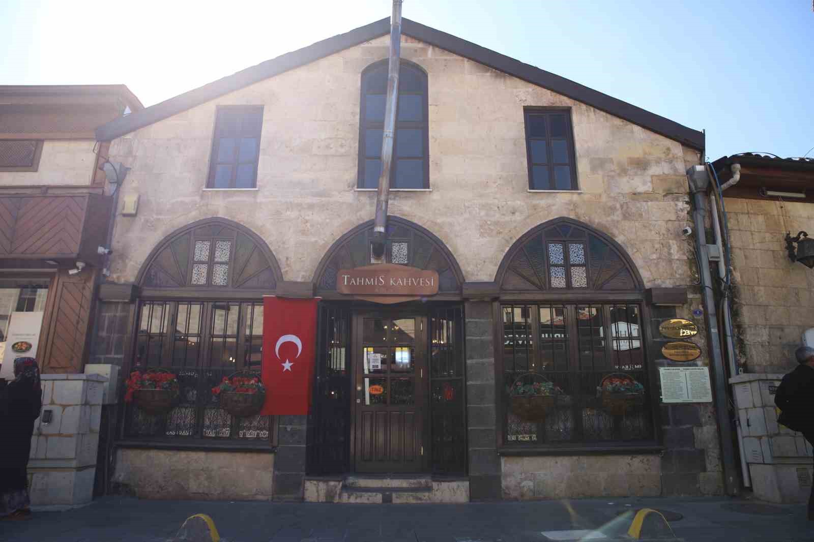Osmanlı’dan günümüze bakır cezvelerde hazırlanan menengiç kahvesi lezzetiyle dikkat çekiyor
Osmanlı’dan günümüze bakır cezvelerde hazırlanan menengiç kahvesi lezzetiyle dikkat çekiyor