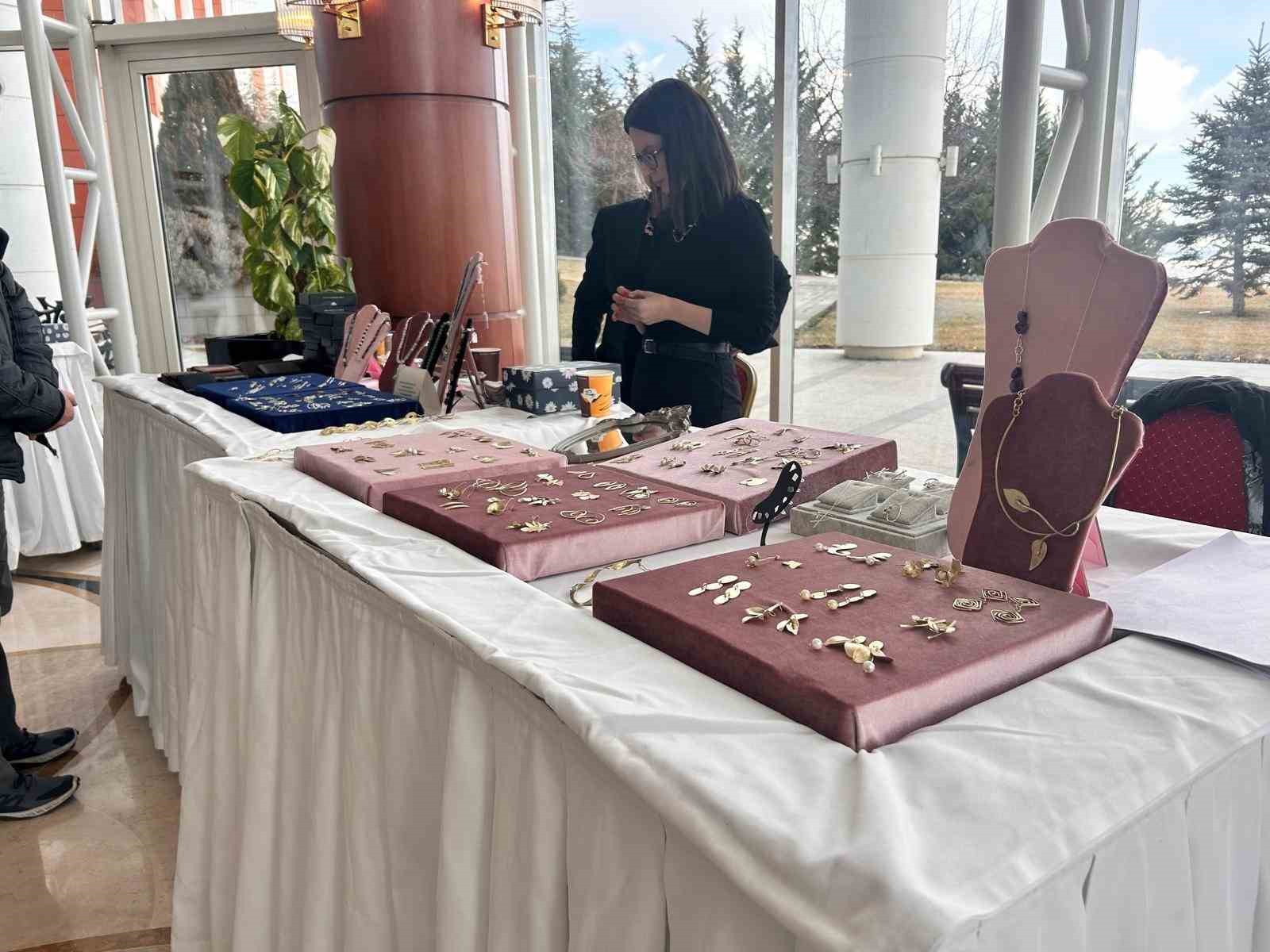 Otel yangınında hayatını kaybeden Tüzgiray çifti anıldı
