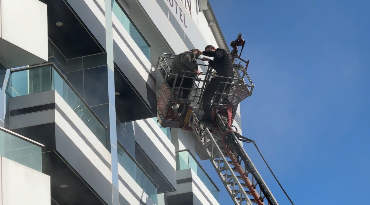 Otel yangınında mahsur kalan 8 kişi kurtarıldı
