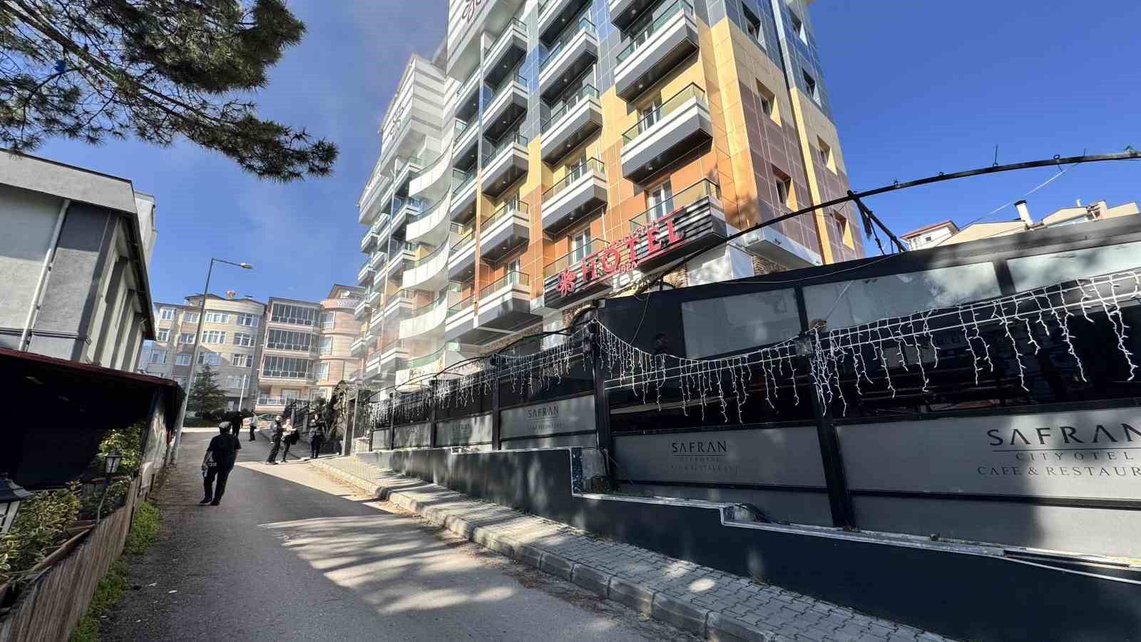 Otel yangınında mahsur kalan 8 kişi kurtarıldı
