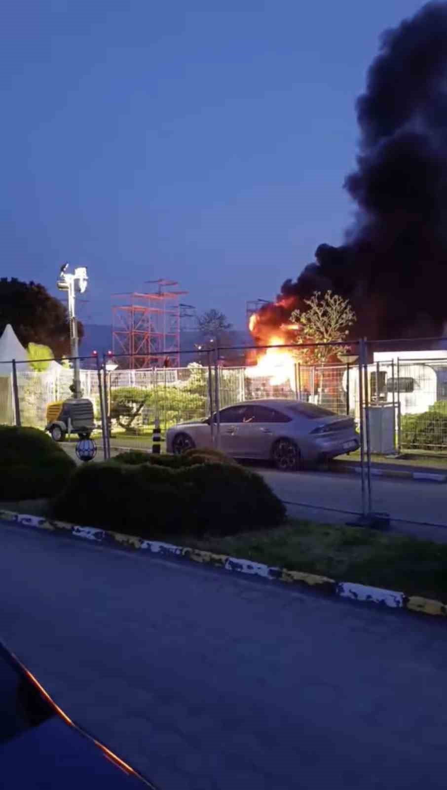 Otelin bahçesinde park halindeki karavan alev alev yandı
