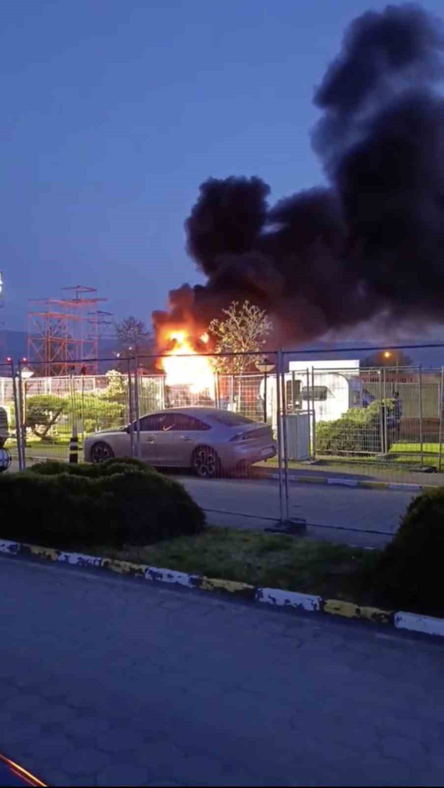 Otelin bahçesinde park halindeki karavan alev alev yandı
