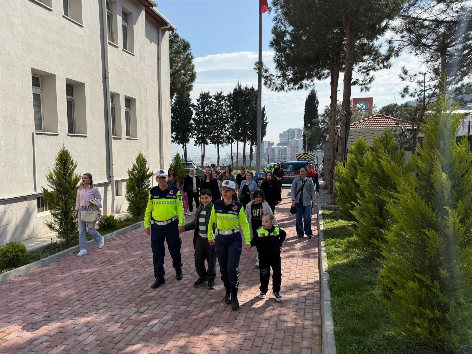 Otizm farkındalığı için jandarmayı ziyaret ettiler
