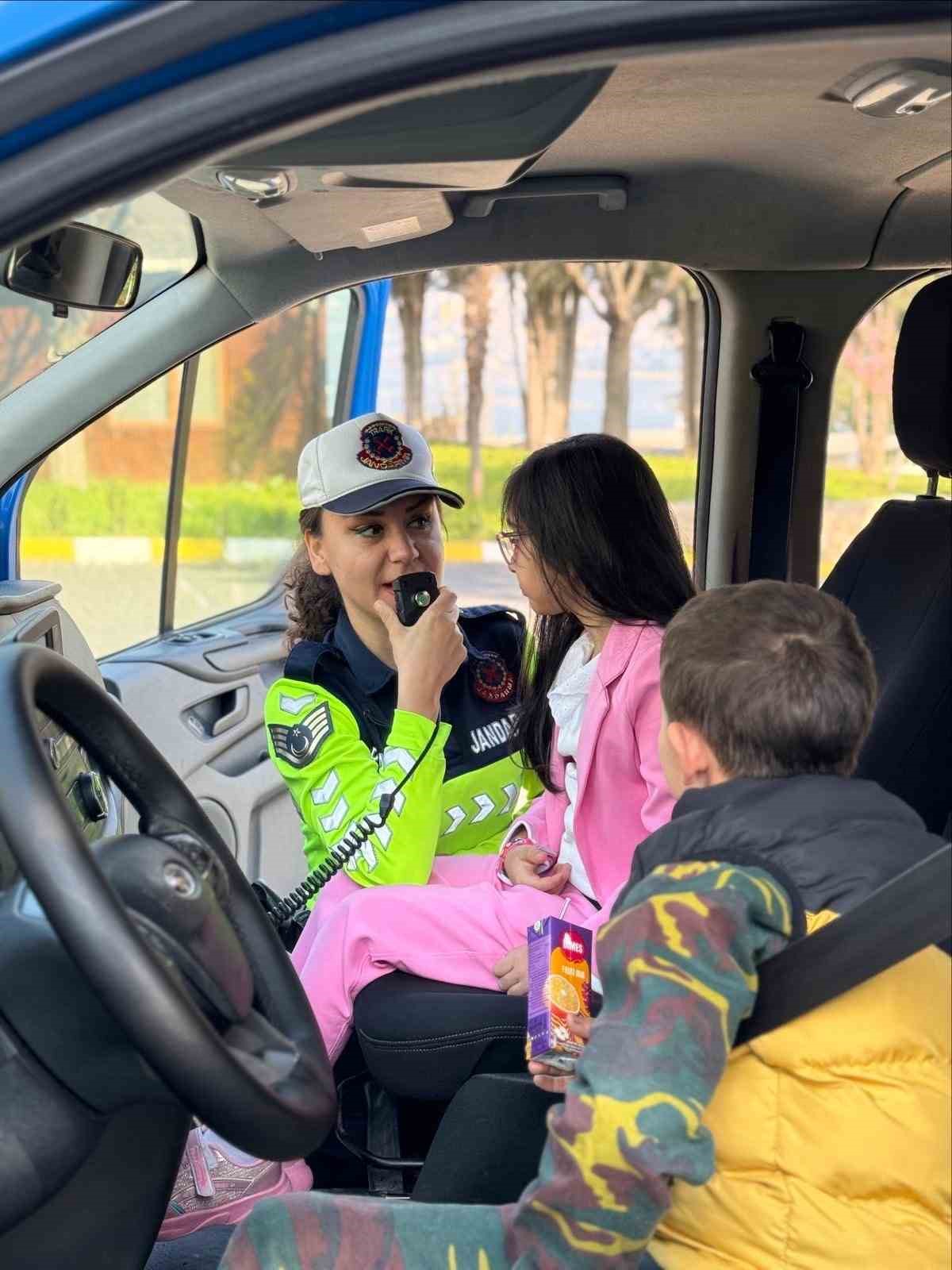 Otizm farkındalığı için jandarmayı ziyaret ettiler
