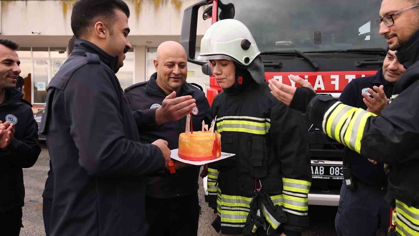 Otizme değil hayallere odaklandı: 16 yaşında itfaiyeci üniformasıyla doğum günü sürprizi
