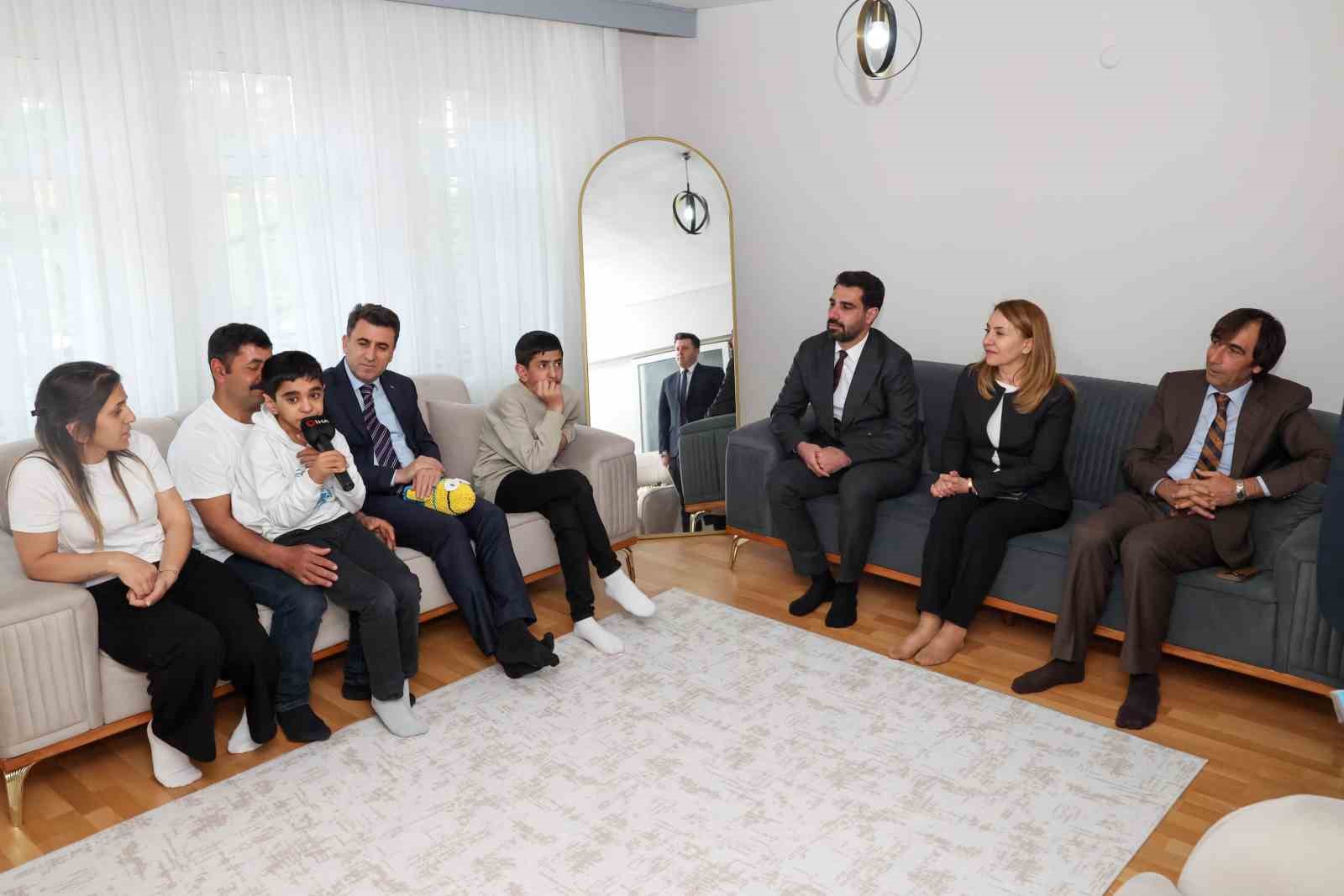 Otizmli Ali İsmail ile  Vali Aygöl’ün diyalogları gülümsetti
