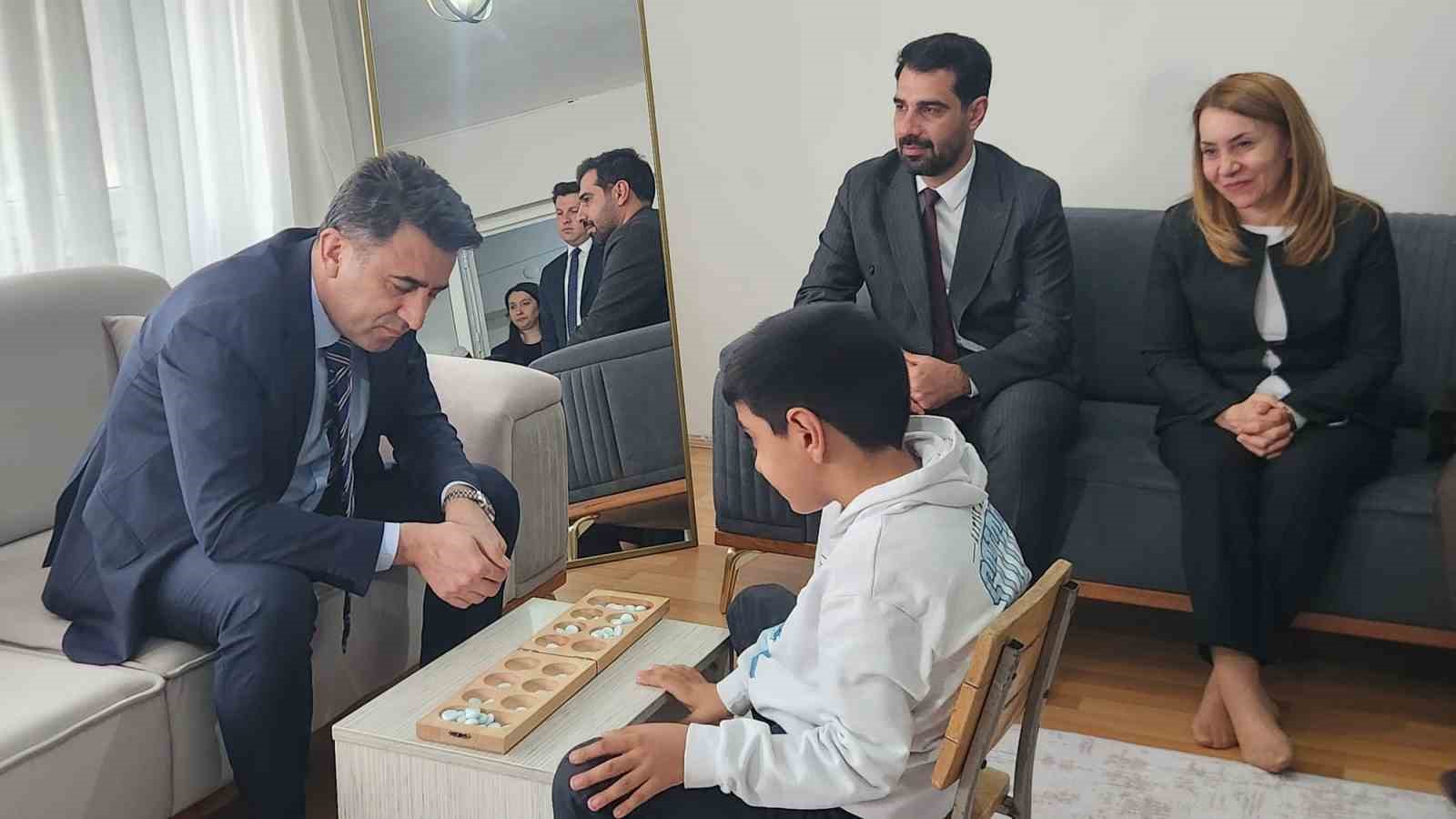 Otizmli Ali İsmail ile  Vali Aygöl’ün diyalogları gülümsetti
