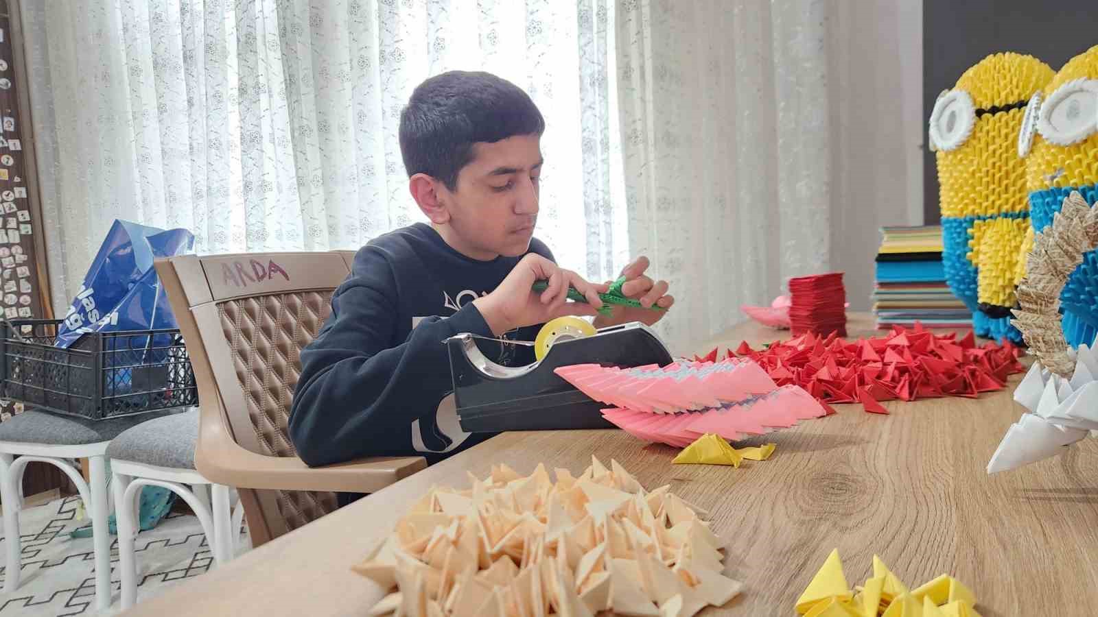 Otizmli Arda, origamiyle hayatına yön veriyor
