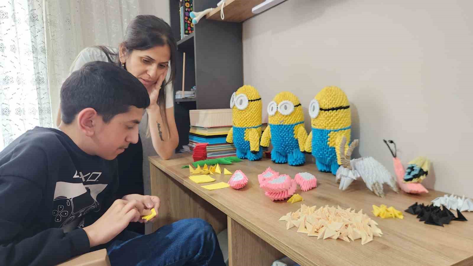 Otizmli Arda, origamiyle hayatına yön veriyor
