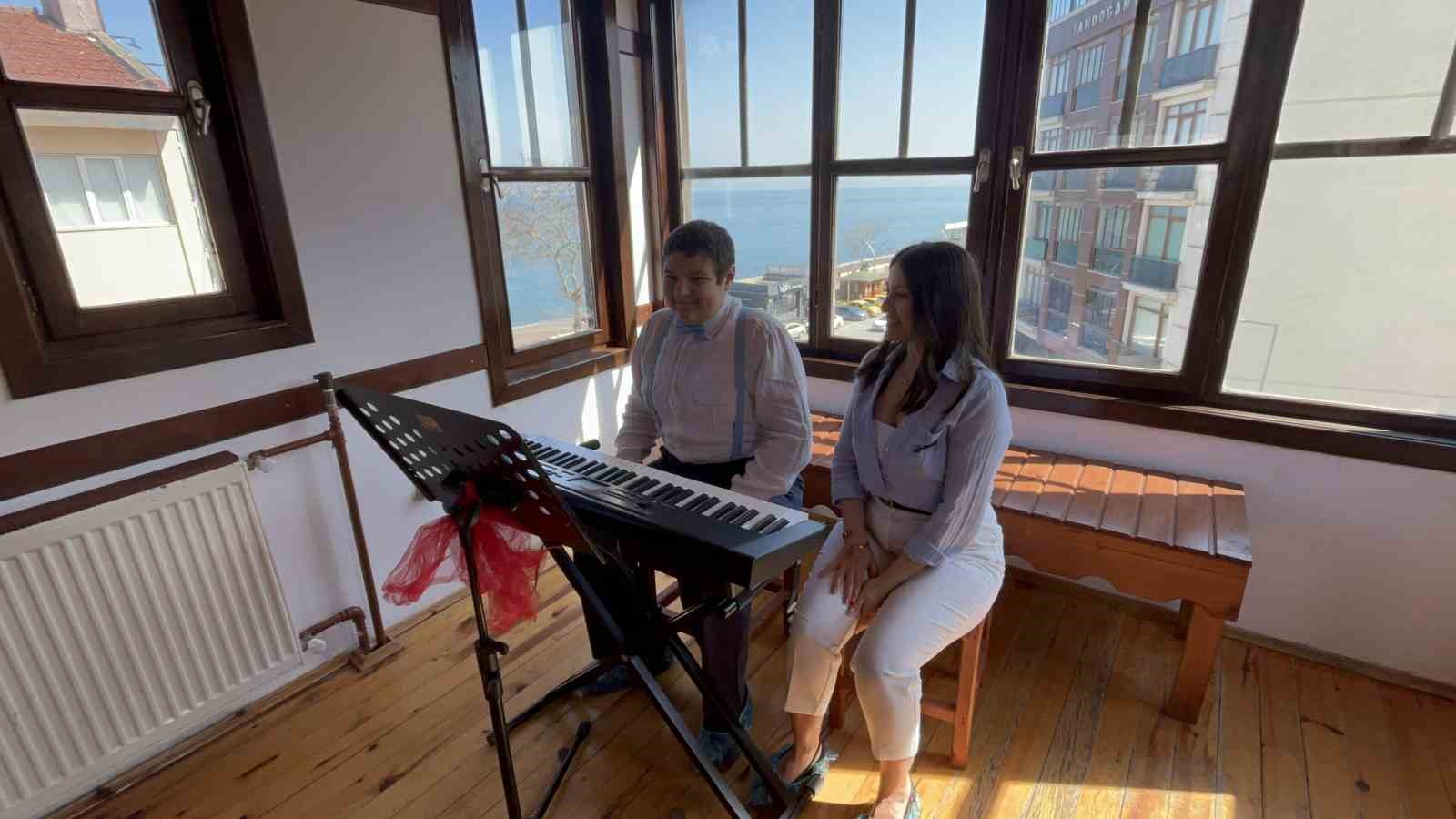 Otizmli iki gencin ilk kişisel resim sergisi: "Renklerle Konuşuyoruz"
