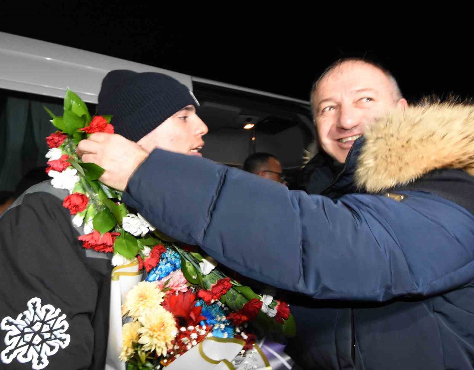 Otizmli İkiz Milli Kayakçılara Erzurum’da coşkulu karşılama
