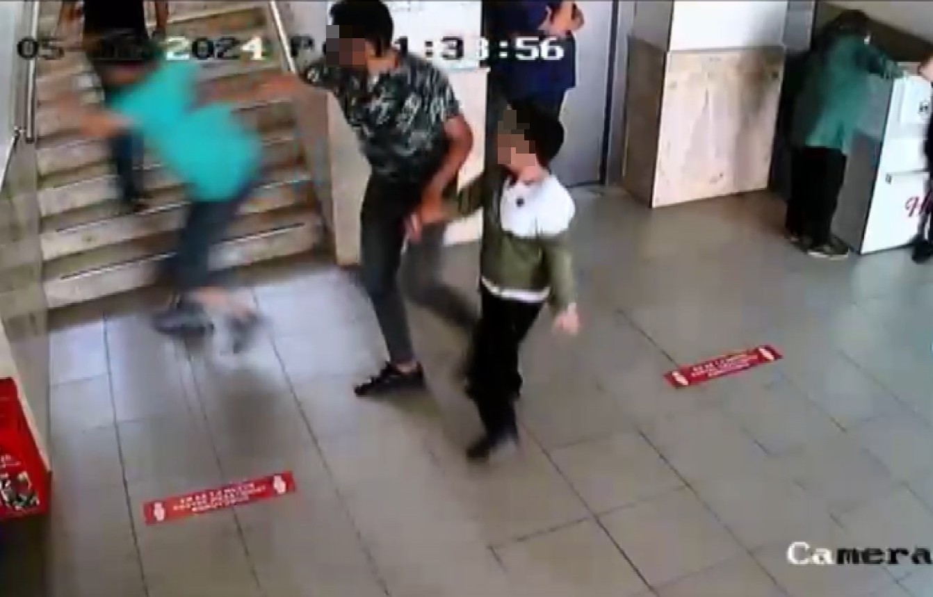 Otizmli öğrenciyi darbettiği iddia edilen öğretmene 15 bin liralık taksitli ceza ailenin tepkisine neden oldu
Otizmli öğrenciyi darbettiği iddia edilen öğretmene 15 bin liralık taksitli ceza ailenin tepkisine neden oldu