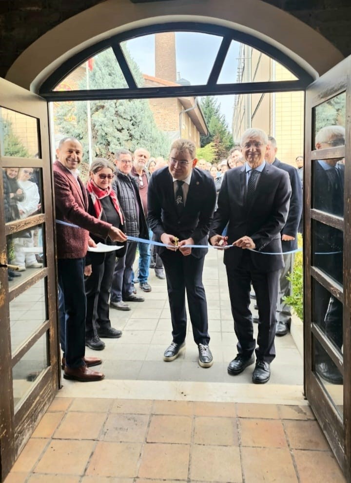 Otizmli ressam Alp Eren Candan’ın resim sergisi
Otizmli ressam Alp Eren Candan’ın resim sergisi