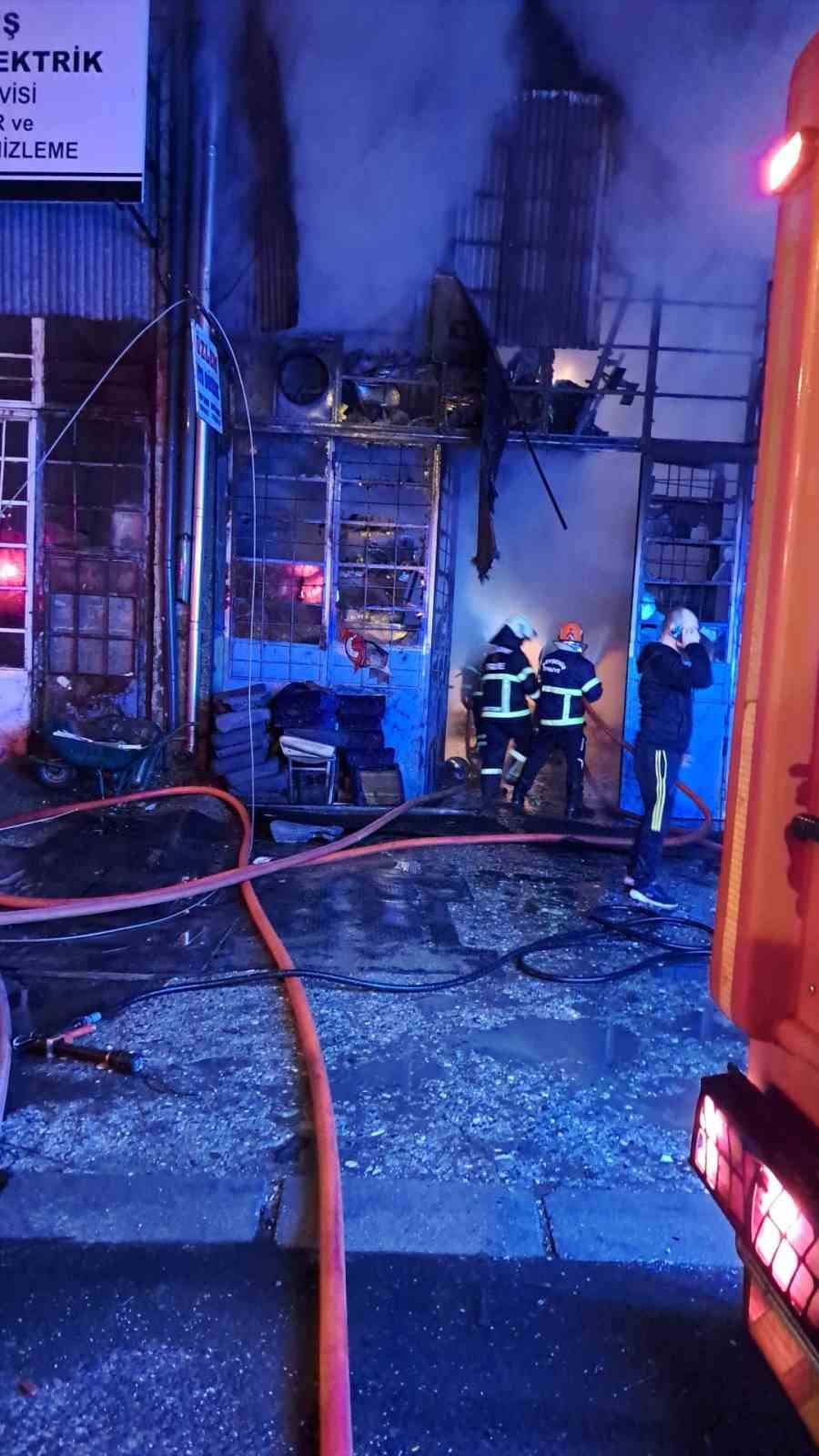 Oto döşeme dükkanı çıkan yangında küle döndü
