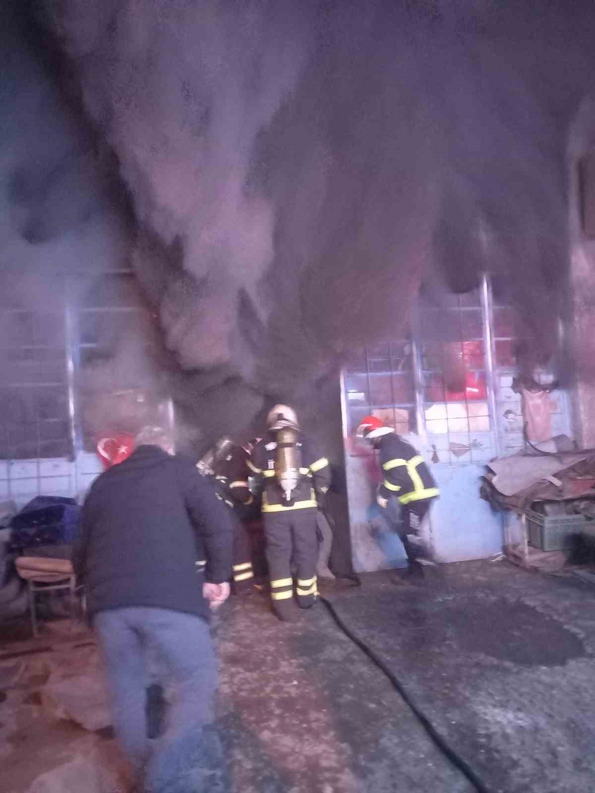 Oto döşeme dükkanı çıkan yangında küle döndü
