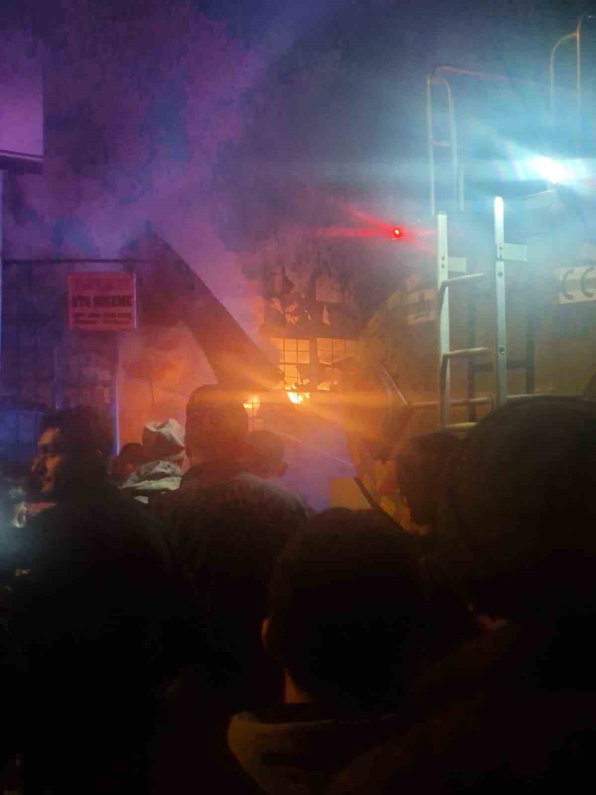 Oto döşeme dükkanı çıkan yangında küle döndü
