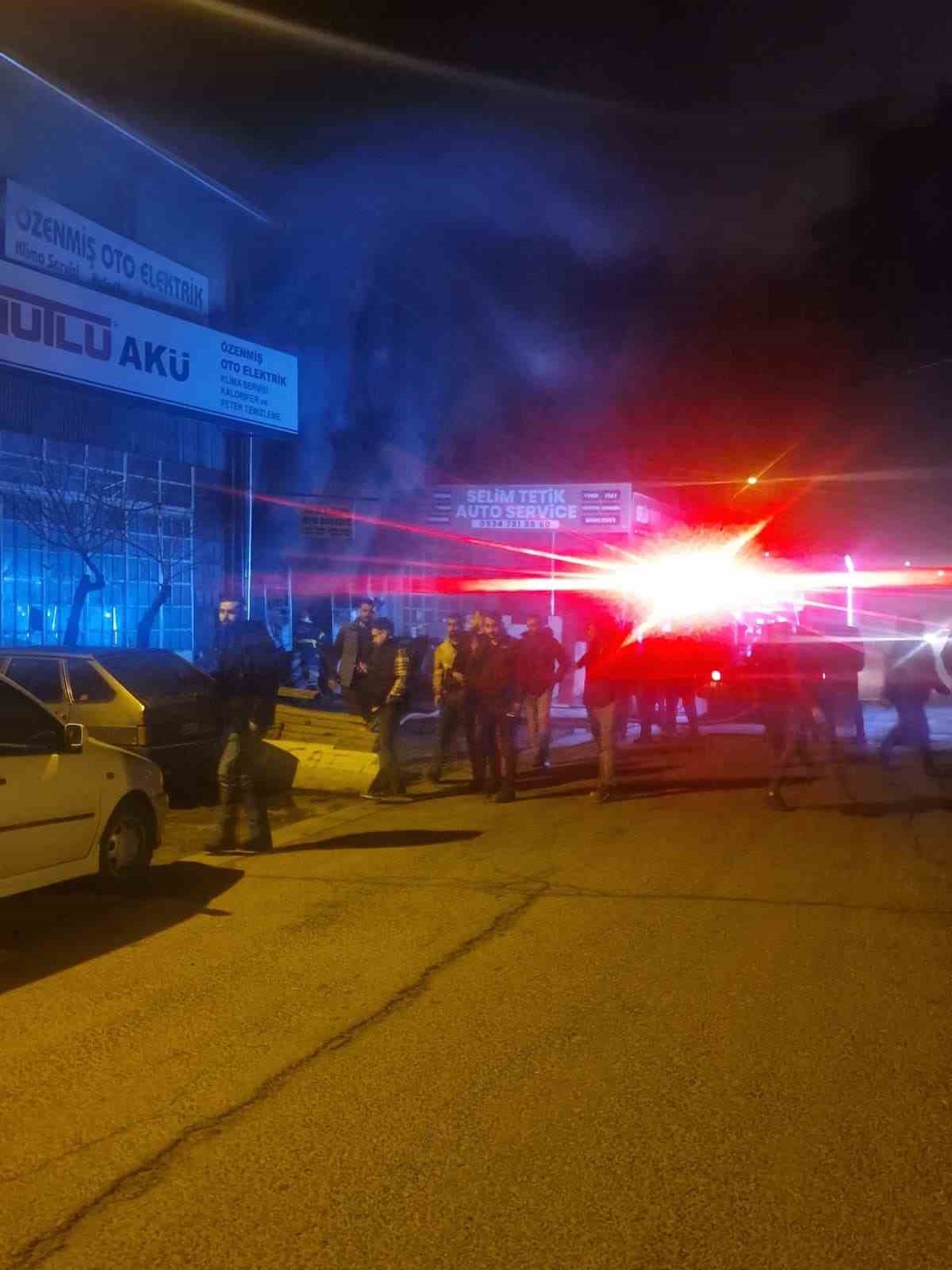 Oto döşeme dükkanı çıkan yangında küle döndü
