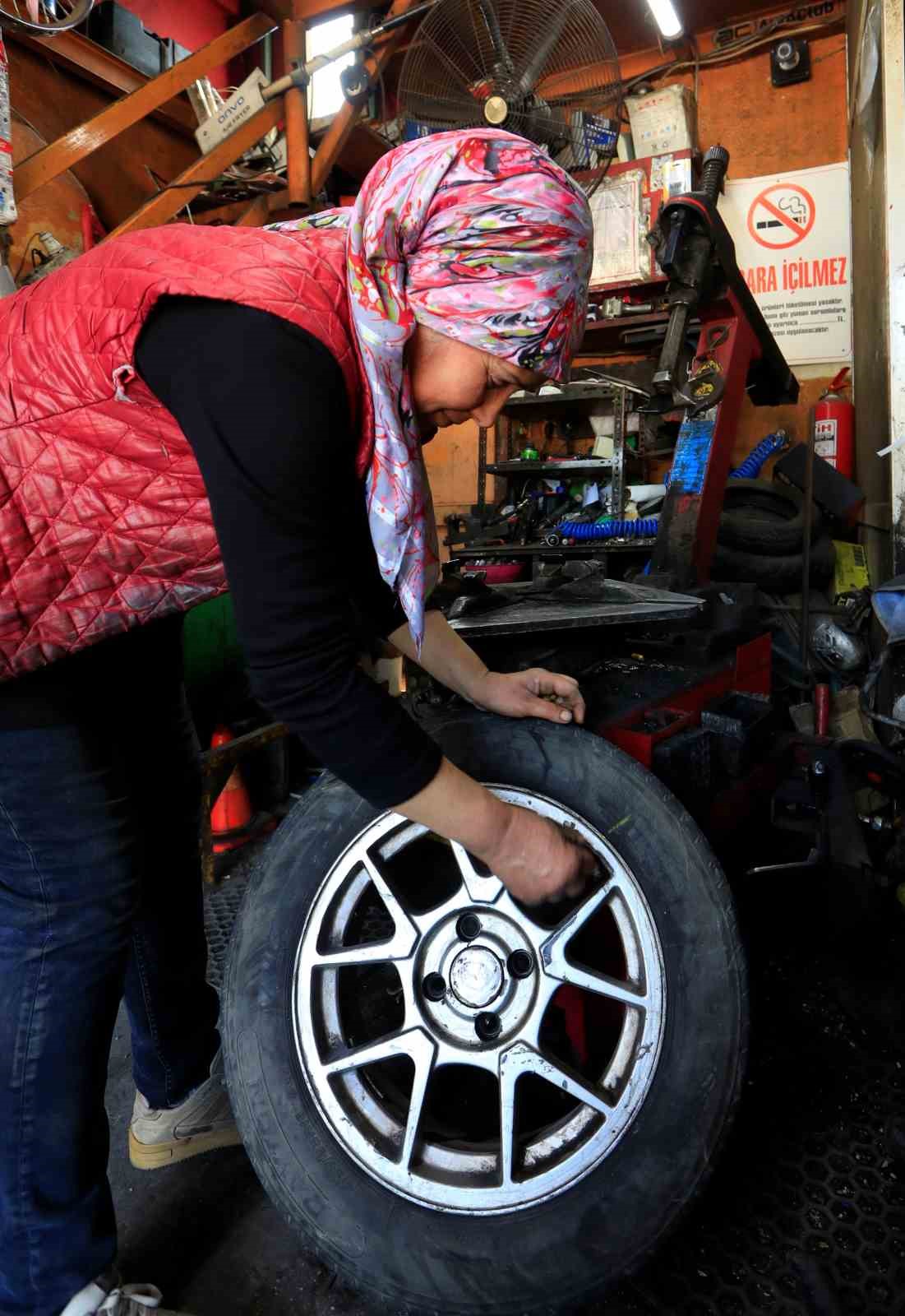 Oto lastik tamirine kadın eli değdi: Elinde krikoyu gören şoförler şaşırıyor
