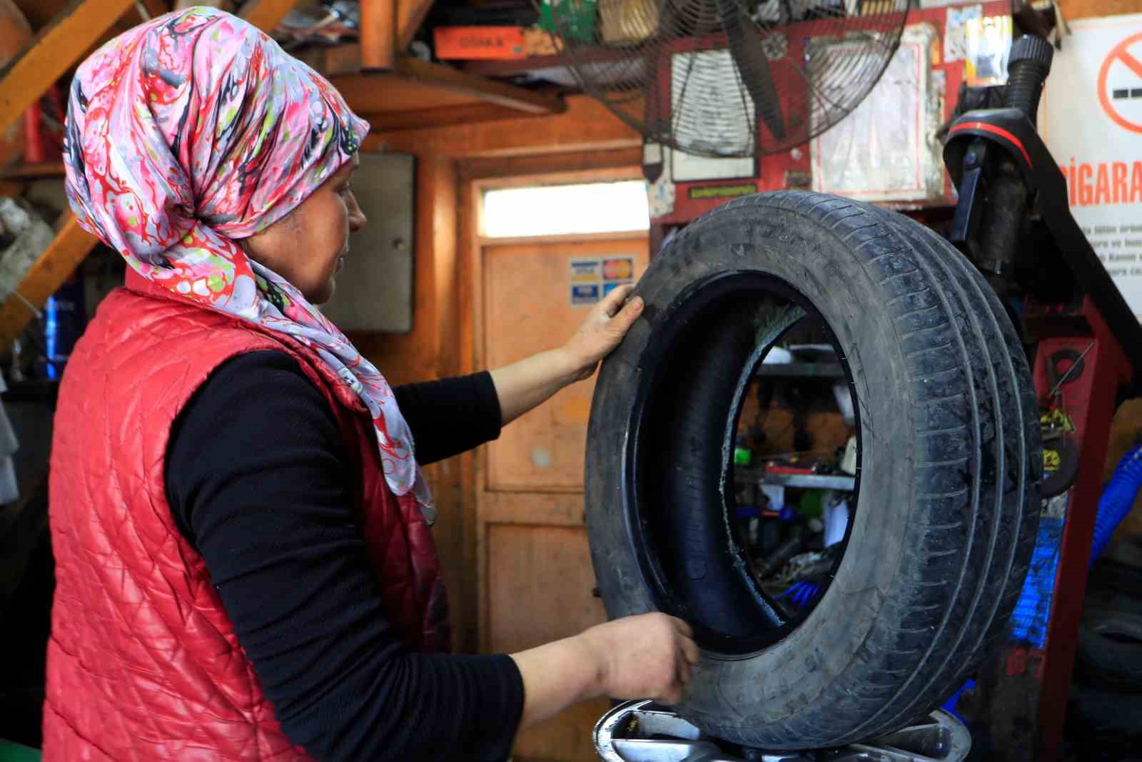 Oto lastik tamirine kadın eli değdi: Elinde krikoyu gören şoförler şaşırıyor
